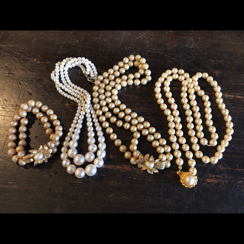 Lot of Vintage faux pearl necklaces/bracelet